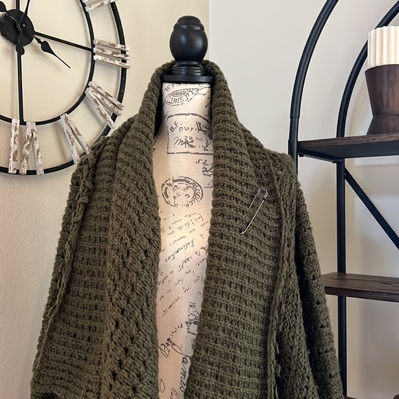 VENUS Cardigan - Picture 2 of 9